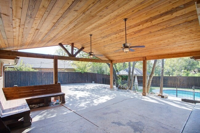 Building Photo - Available August 1st | 4 Bedroom Home with...
