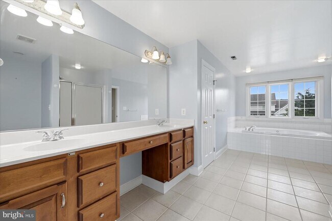 Building Photo - 104 Bramble Ct