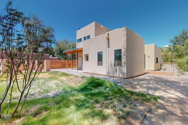 Building Photo - North Valley Fabulous 2018/sf 2 Bedroom  2.5 Bath  with Garage