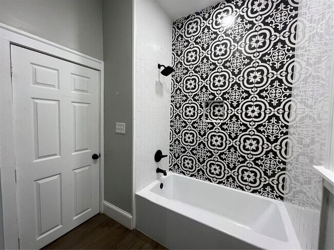 Building Photo - 1932 W Spruce St