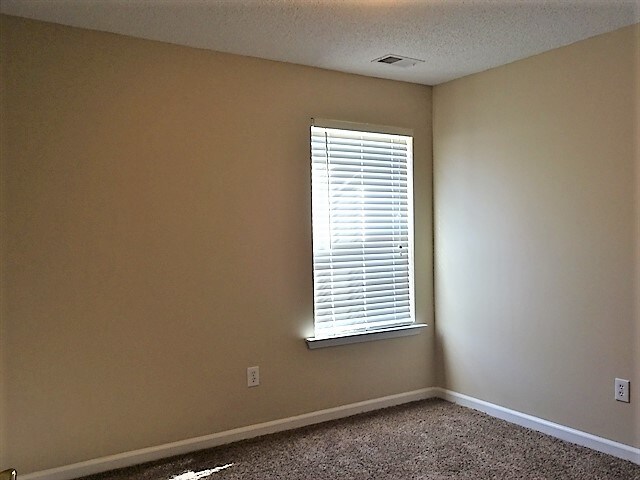 Building Photo - 214 Clay Thorn Ct