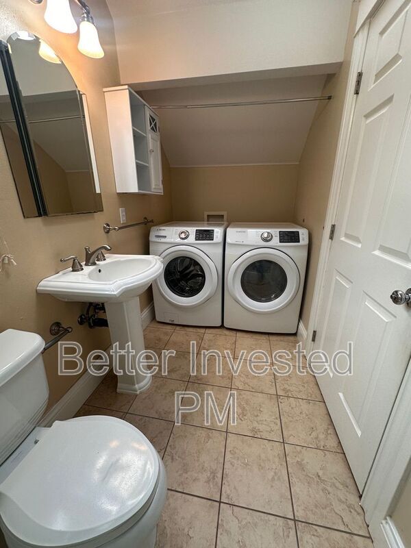 Building Photo - 2065 Hoen Ave