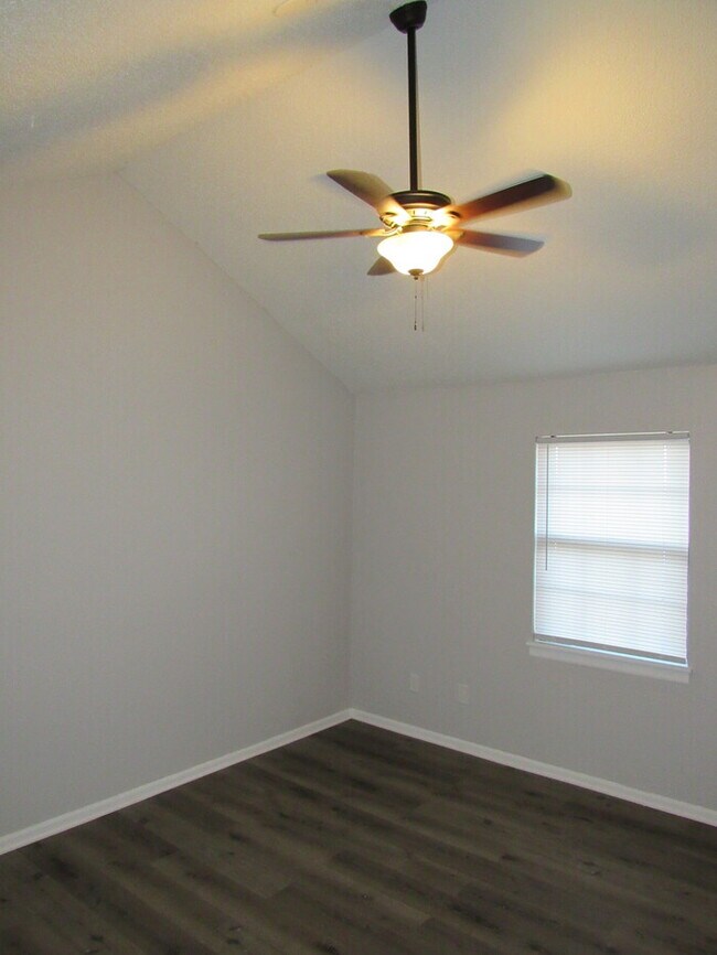 Building Photo - Cozy 2 bedrooms and 1.5 baths townhome located in Lee's Summit