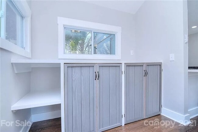 Building Photo - Remodeled 3 bed, 2 bath home in Plaza-Shamrock!