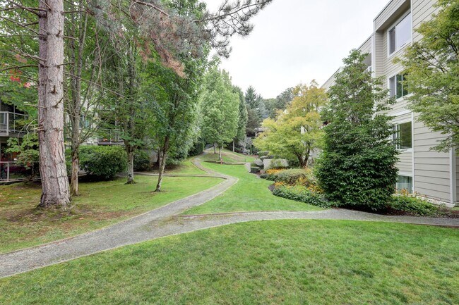 Building Photo - Spacious 1bd, 1ba Condo Available in Perfect Mercer Island Location!