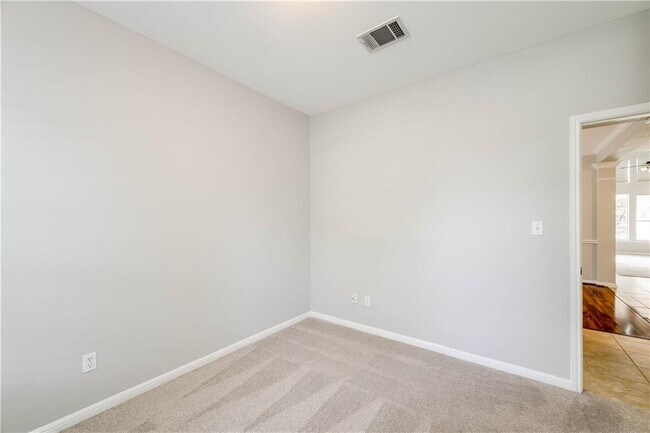 Building Photo - 321 Shea Dr