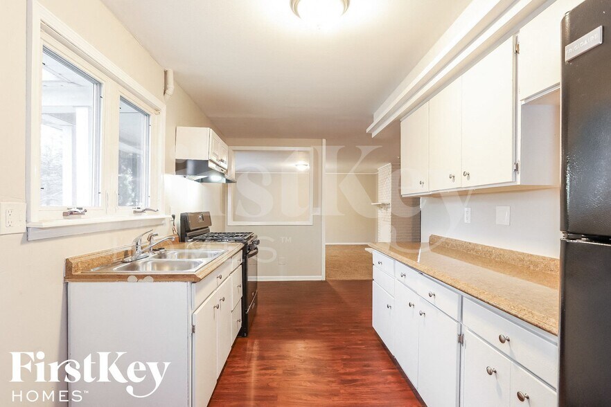 Building Photo - 17 Fir St