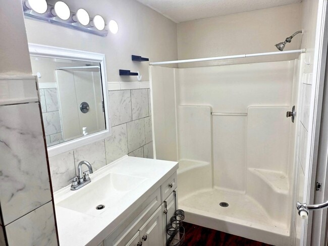 Building Photo - 2249 SE Glover St