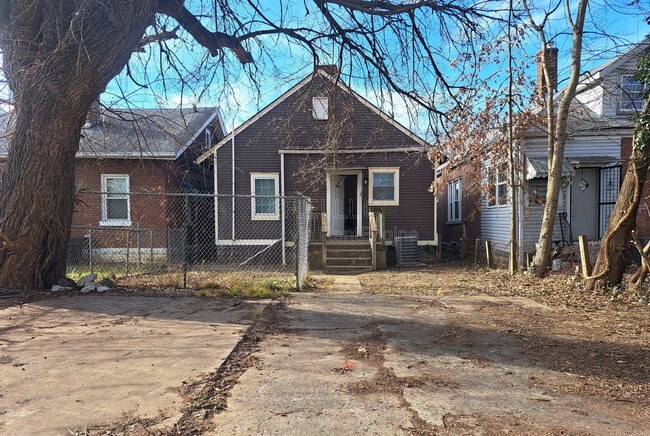 Building Photo - 727 Sutcliffe Ave