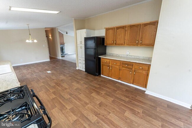 Building Photo - 1205 W 6th St