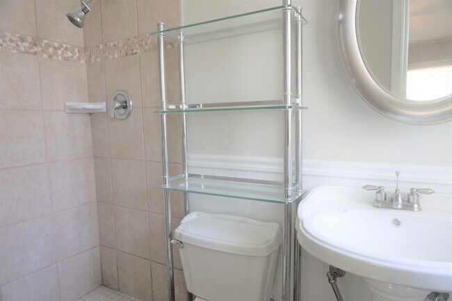 Building Photo - 3 Bed 2 Baths In Midtown Charmer With Covered Front Porch!