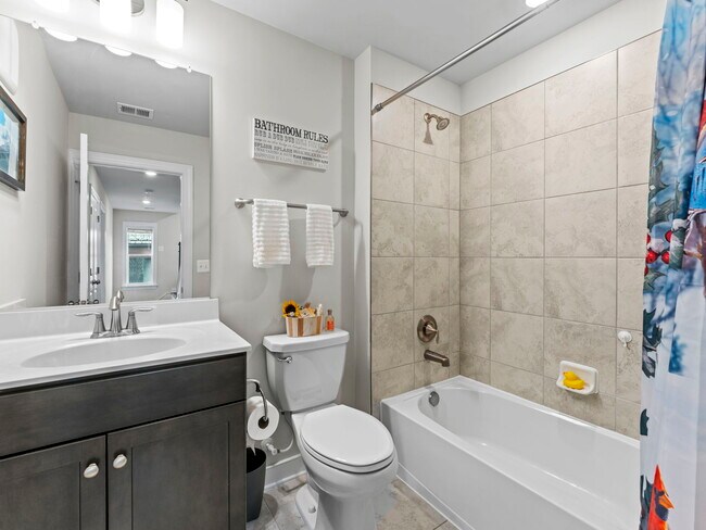 Building Photo - 2410 Stella Pl