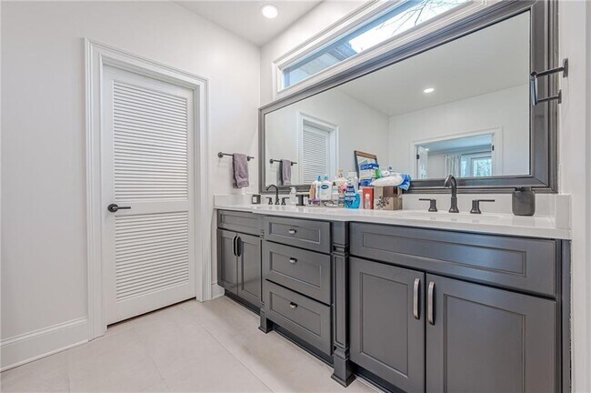 Building Photo - 4562 Columns Dr SE