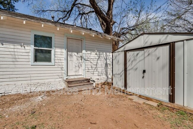 Building Photo - 905 E Rogers St