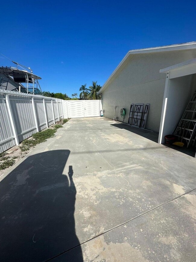 Building Photo - 1077 Fernlea Dr