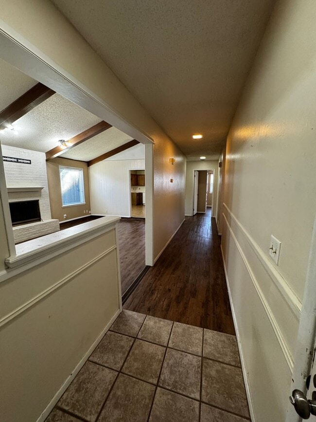 Building Photo - Large 2bedroom 2bathroom CH/A 2 car garage