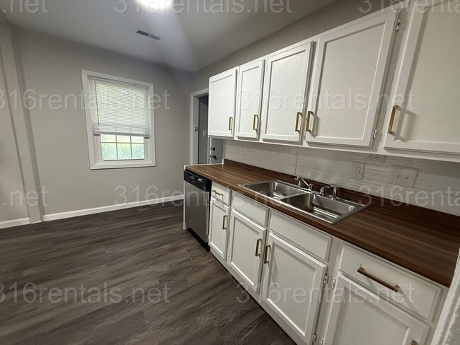 Building Photo - $1100 - 4 bedroom / 1 bathroom - Single Fa...