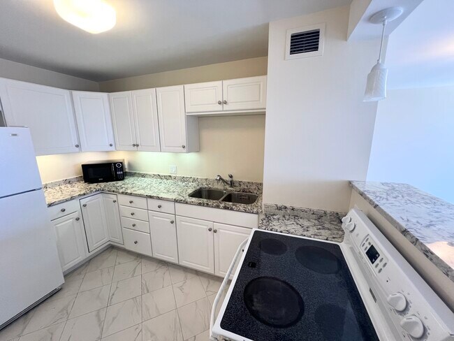 Building Photo - 4343 N Clarendon Ave