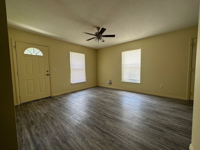 Building Photo - Beautiful Home Oversized Lot
