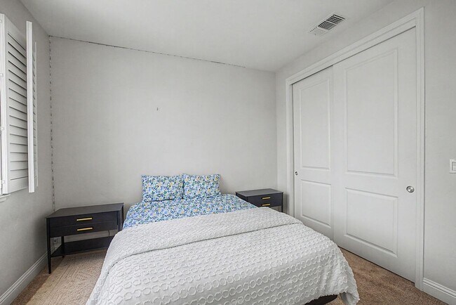 Building Photo - 589 Bluffs Dr