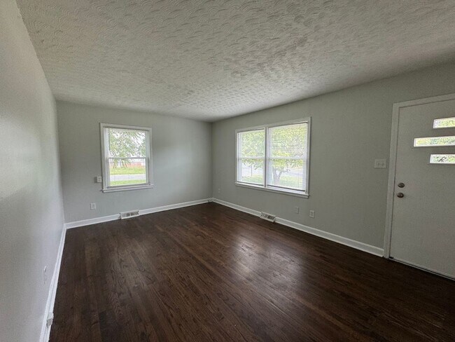 Building Photo - 3bed/1bath House in Greensboro - $1395/month