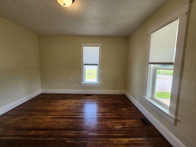 Building Photo - NOW $100 OFF! - 2 Bedroom Home in the Country