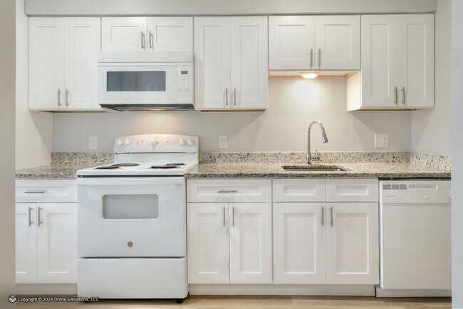 Building Photo - ***Cute 1 Bedroom Apartment In Eagle Lake! ***2ND MONTH RENT FREE!