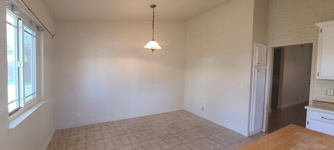 Building Photo - 3 Bedroom 2 Bathroom Home in Elk Grove