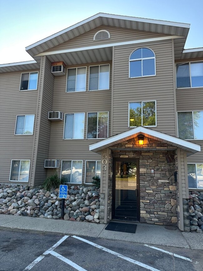 Building Photo - Three Bedroom