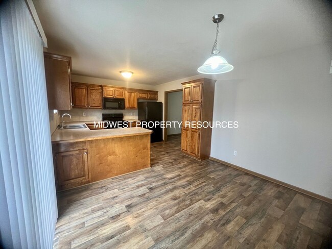 Building Photo - Spacious 3 Bedroom, 2 Bath Townhome availa...