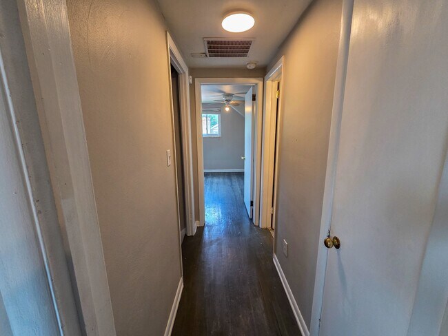 Building Photo - 151 Mahoning Dr