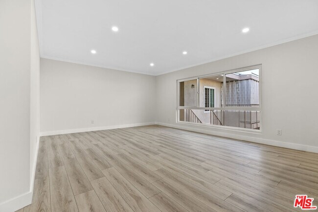 Building Photo - 330 E Dryden St