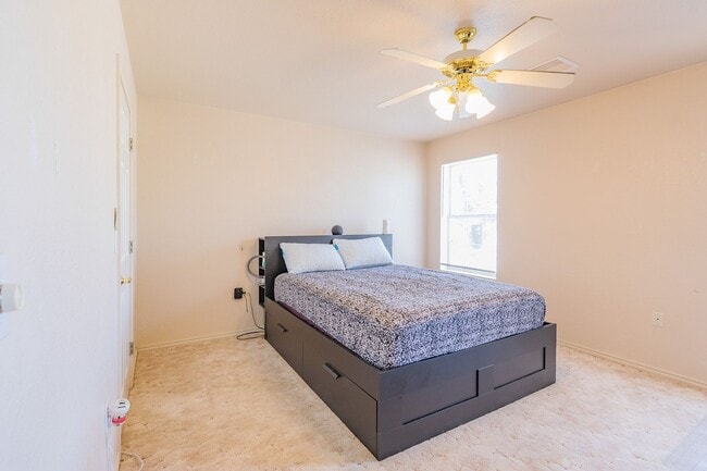 Building Photo - Conveniently located 3 Bedroom, 2 bath