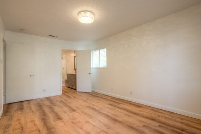 Building Photo - 7403 Glenhill Rd