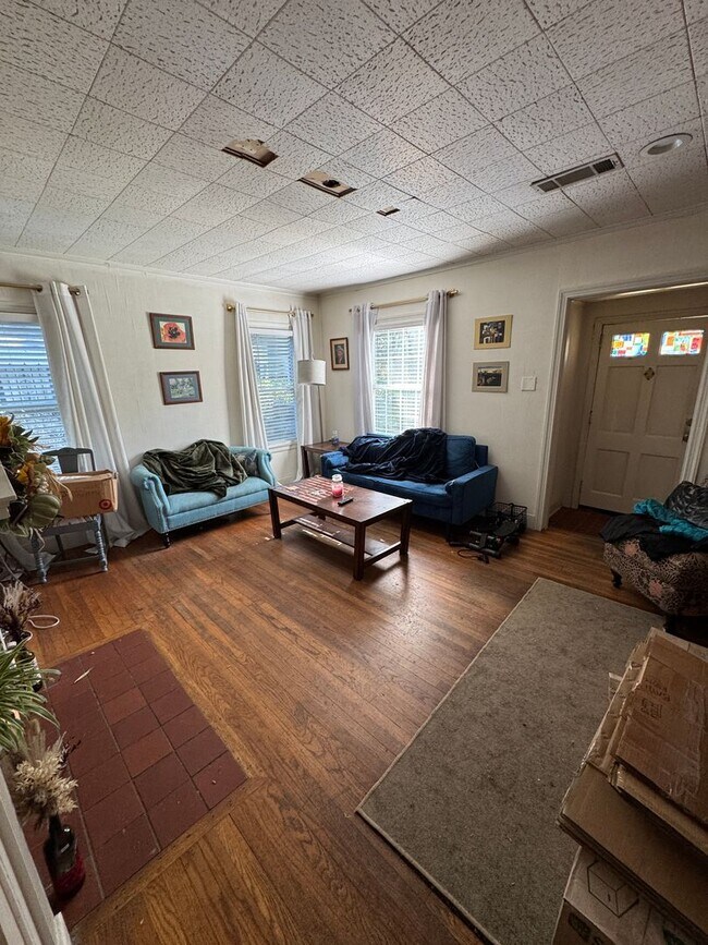 Building Photo - Historic 3 bedroom Home in downtown Clarks...