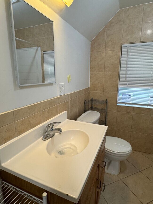 Building Photo - 849 E University Ave