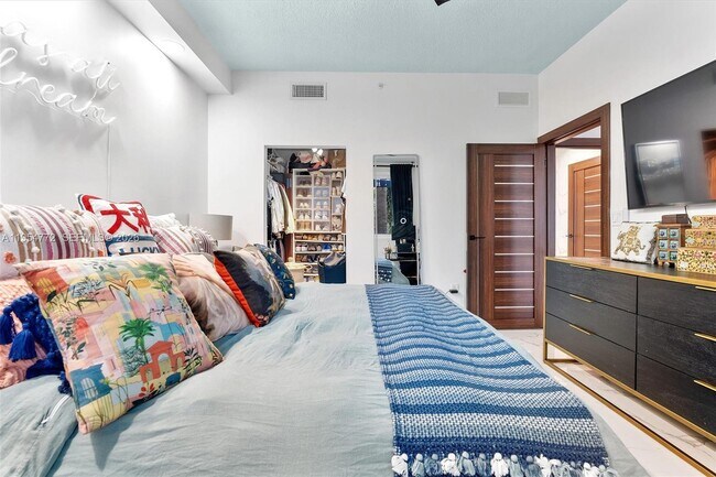 Building Photo - 275 NE 18th St