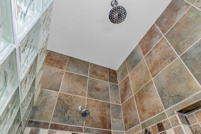 Building Photo - Beautiful and Spacious 4Bd 3.5Bath Home in...