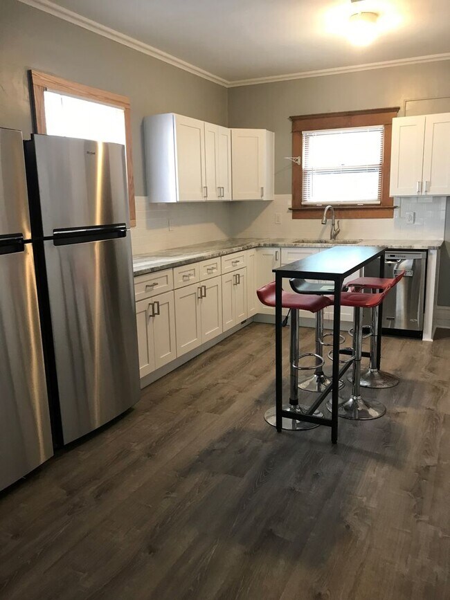 Building Photo - 7 Bedroom 3 Bathroom Unit with Updates! Available August 2026