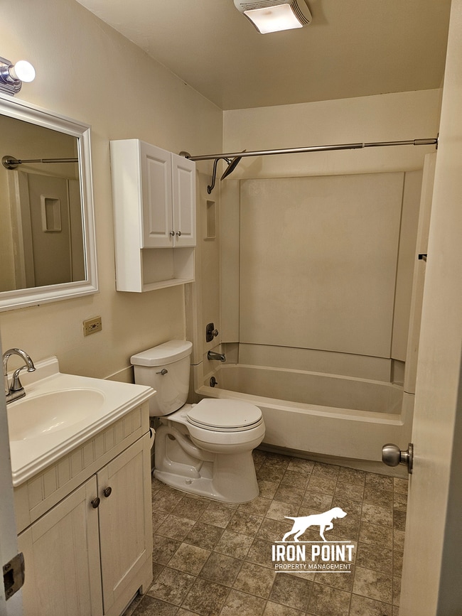 Building Photo - North Boise Duplex w/2 beds, 1bath, W/D, a...