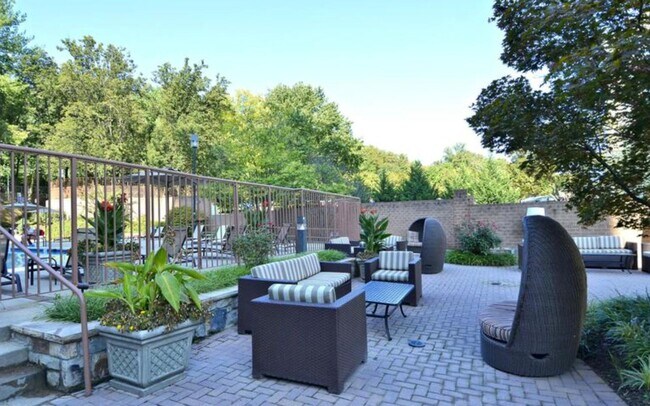 Building Photo - Rarely Available Penthouse 1BD/1BA in Gros...