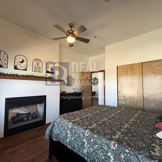 Building Photo - Fully Furnished Pioneer Park Condo!