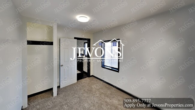 Building Photo - Coming soon - Spacious 3-Bedroom Home in Yakima with Fenced Yard & Driveway Parking