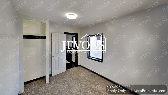Building Photo - Spacious 3-Bedroom Home in Yakima with Fenced Yard & Driveway Parking