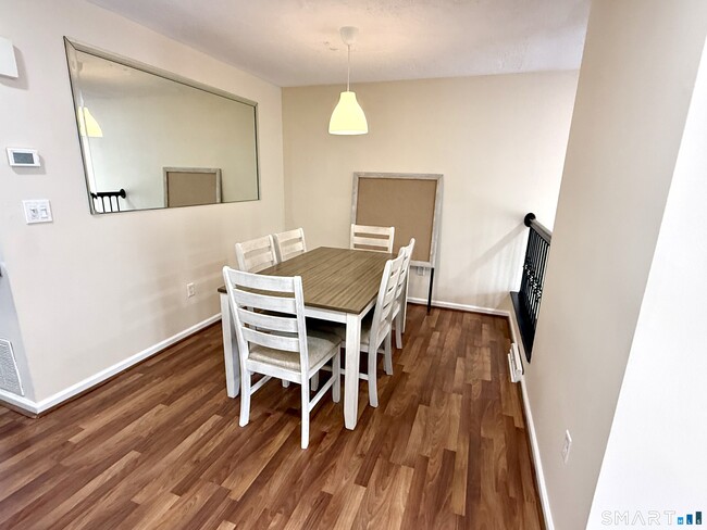 Building Photo - 9 Watch Hill Cir