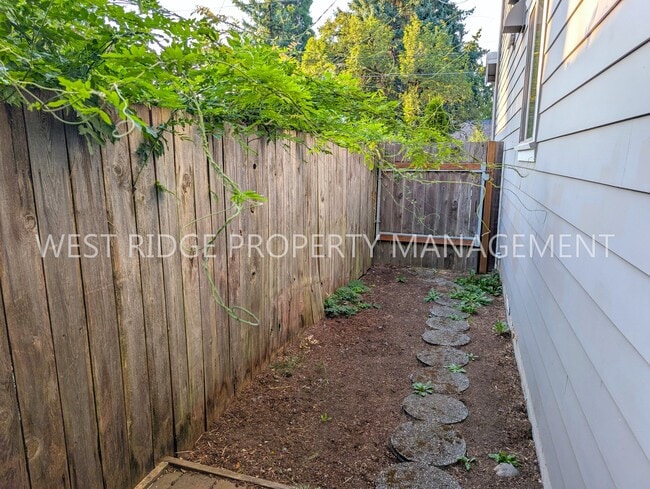 Building Photo - 5518 SE Pardee St