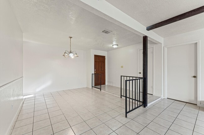 Building Photo - 711 Whippoorwill Dr