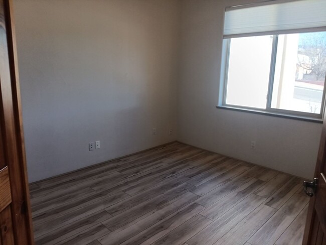 Building Photo - 3 Bedroom, 2 Bathroom! Lovely Home!