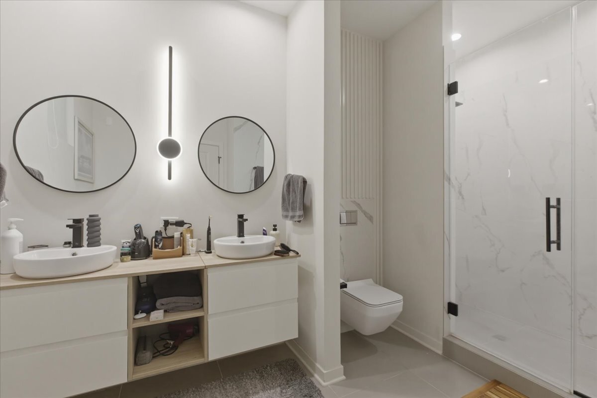 Building Photo - 4177 W Belmont Ave