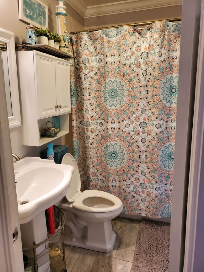 Building Photo - Secluded 1/1 located within walking distan...